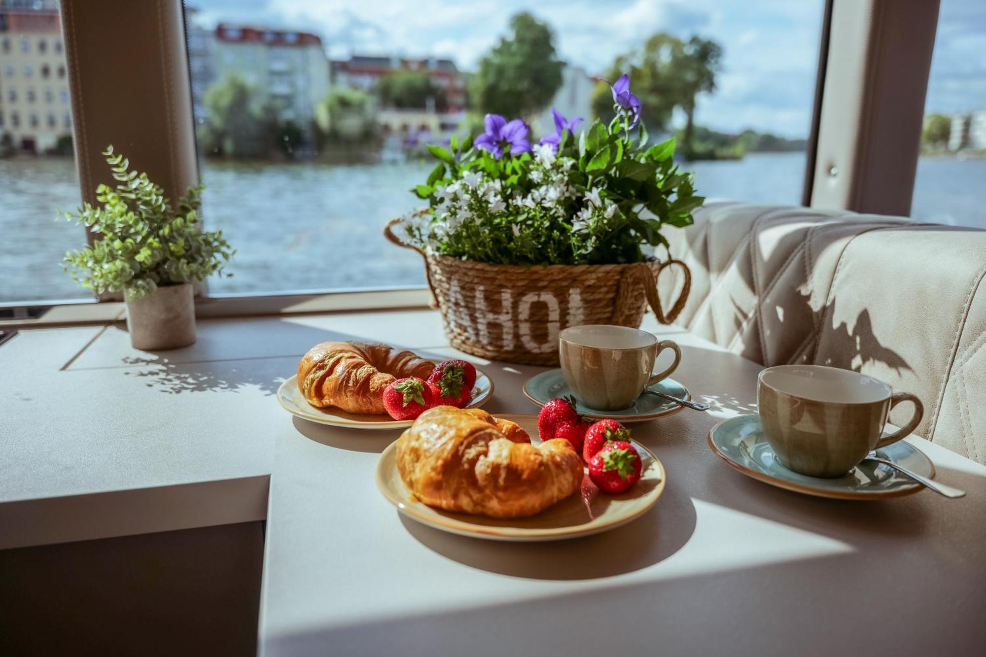 Nena Hausboot Hotel Берлин Екстериор снимка